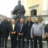 Pred spomenikom dr. Ignaciju Knobleharju v Škocjanu